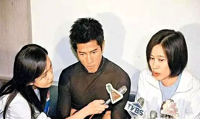 1999年那会儿，郭富城在悉尼开唱，碰上个混血姑娘，结果人家跟男友合伙挖坑，酒店里藏了摄像机，全程录