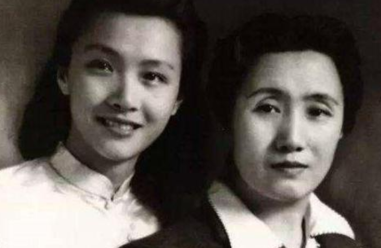 1929年，清晨，29岁董竹君刚回家，就看见41岁丈夫就揪着女儿脖子，强行让她跪