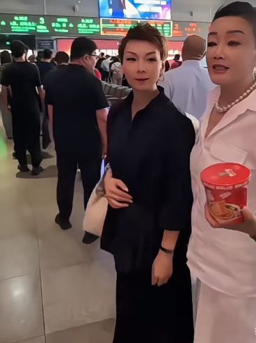 九月的第一天张兰和洋洋一大早已经赶到高铁站了！有粉丝喊兰姐干嘛去？张兰和