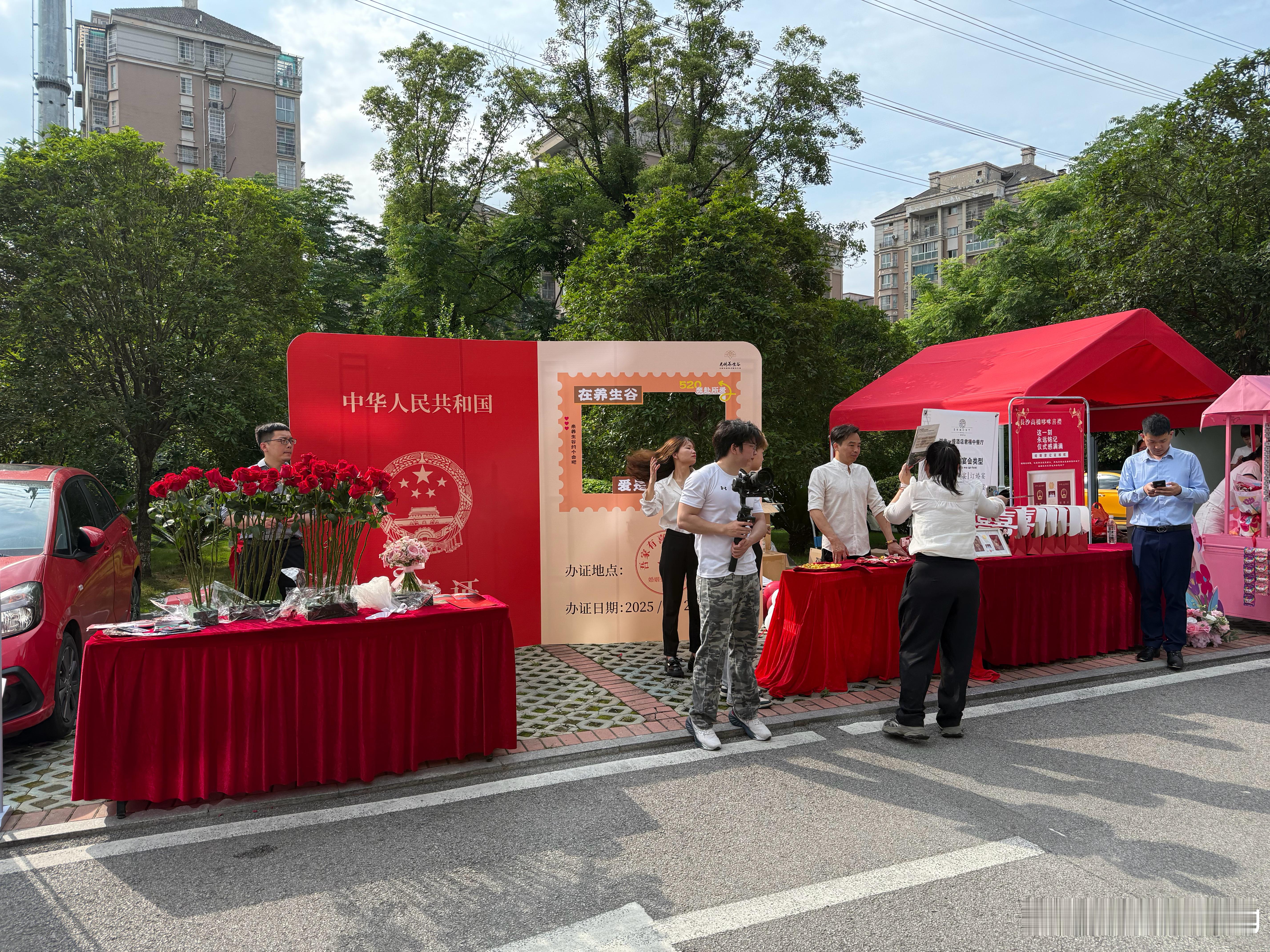 今天领证结婚的好多啊[doge]这得拍几个小时了……​​​