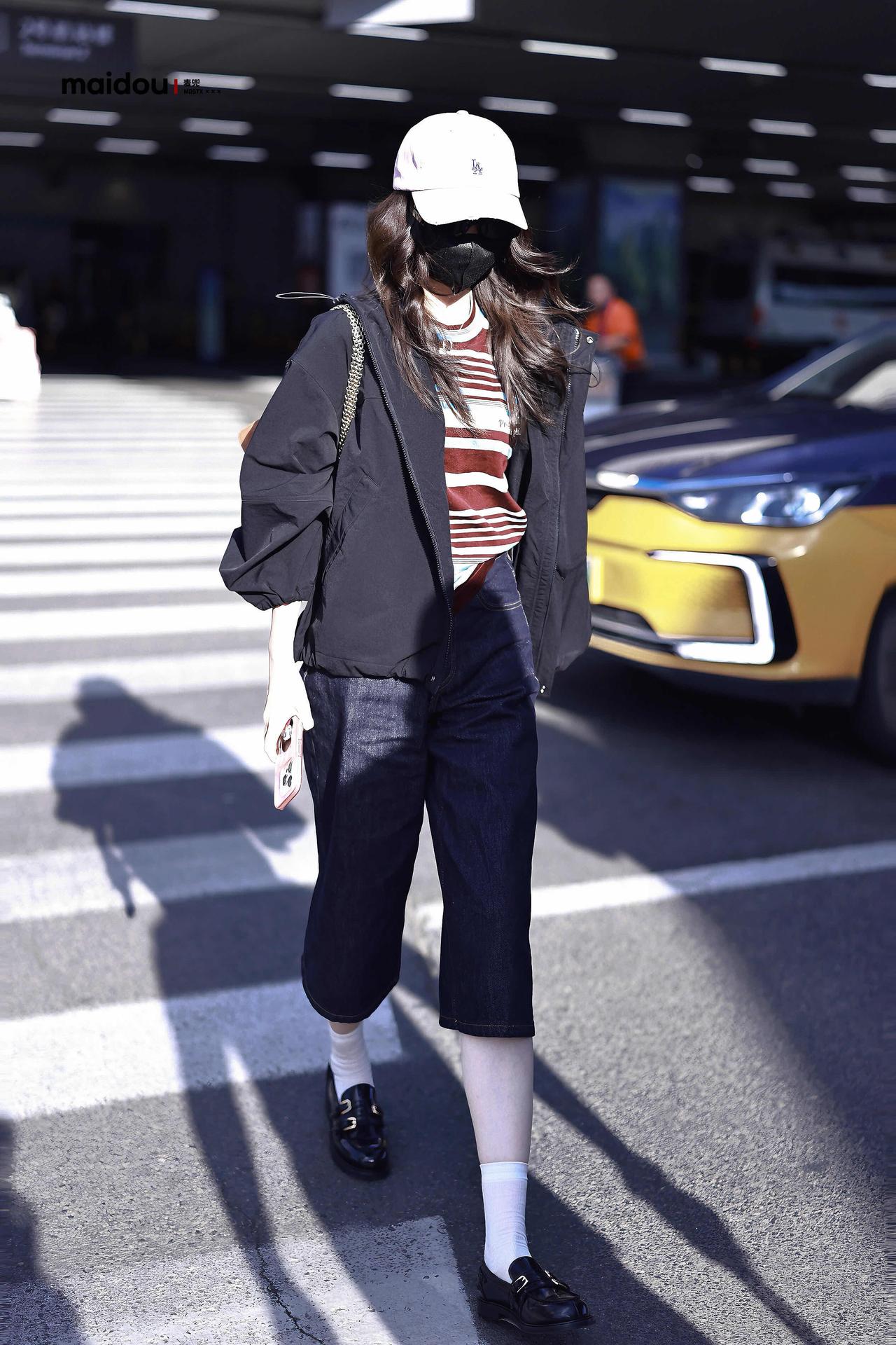 毛晓彤街拍，深色系穿搭好酷！黑色廓形外套松弛又利落，叠穿条纹T恤添了几分复古