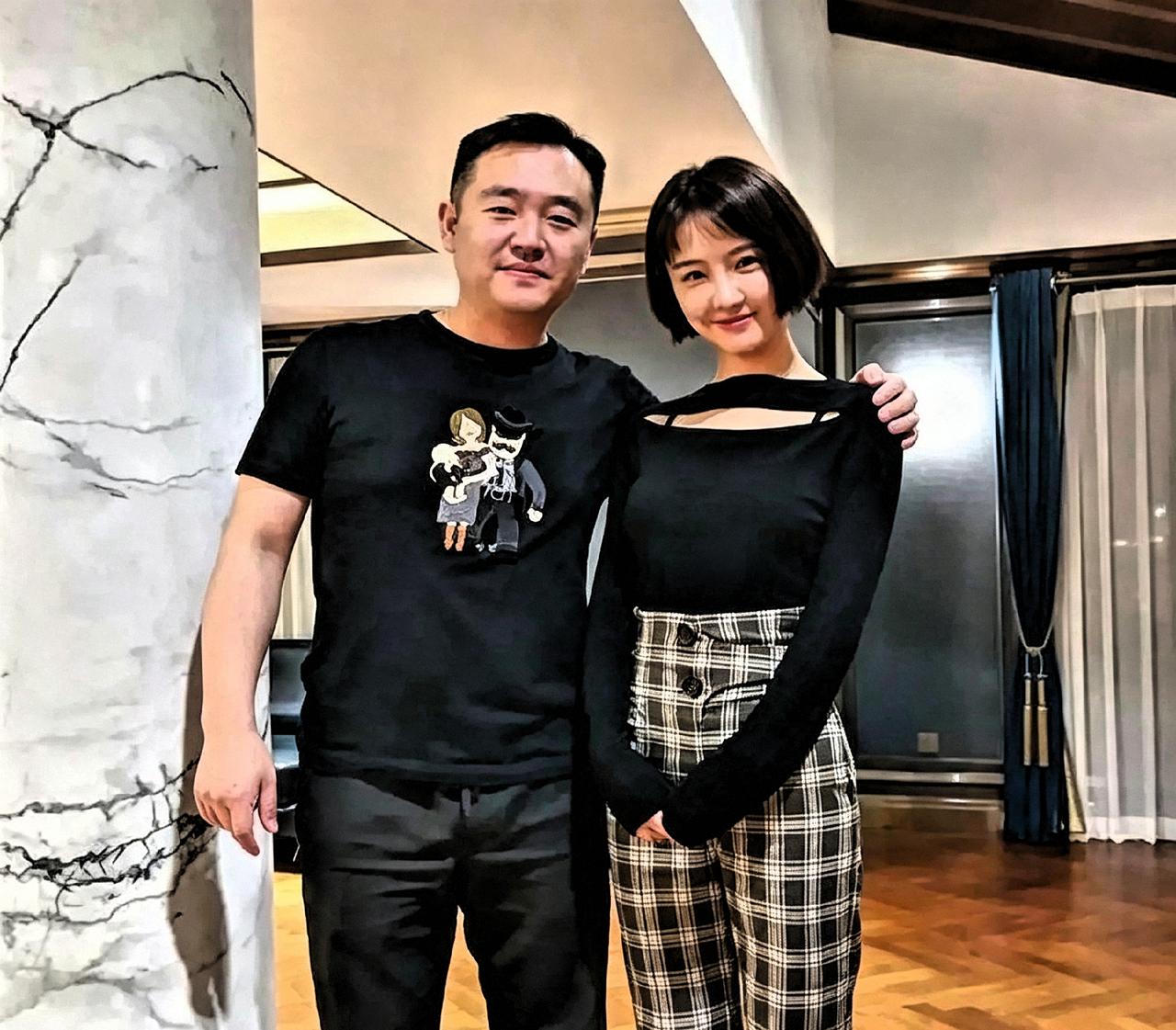 孔令辉这张旧照，旁边那姑娘看着挺面生。网上非说这是他的演员女友，讲真，这瓜保不保