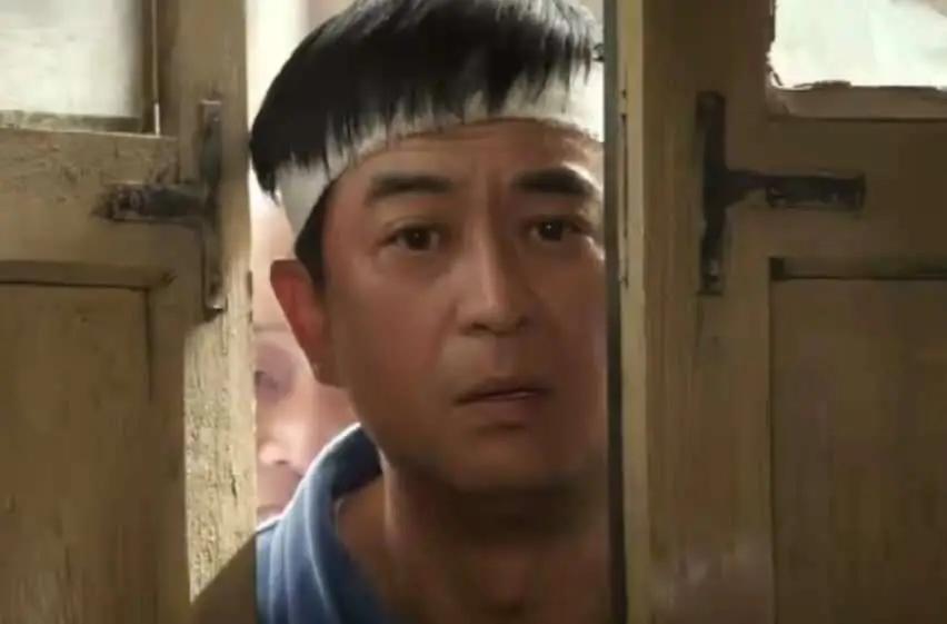 黄正经看见胡三元用破三轮车载着白裙飘飘的小白鞋往外走的时候，眼神阴郁，心里那个气