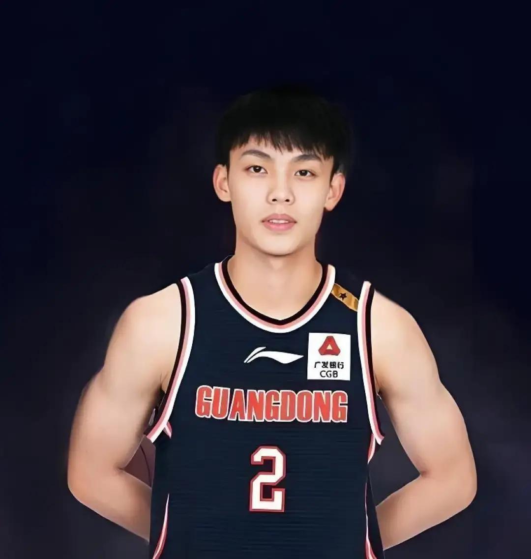 半场27分碾压！广东又打疯了昨晚天津主场，广东第一节还在梦游，奎恩突然连拿