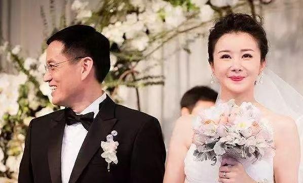 女演员孙菲菲说：“我未婚先孕后，老公求着我把孩子生下来，结果生下来了，他却一口咬