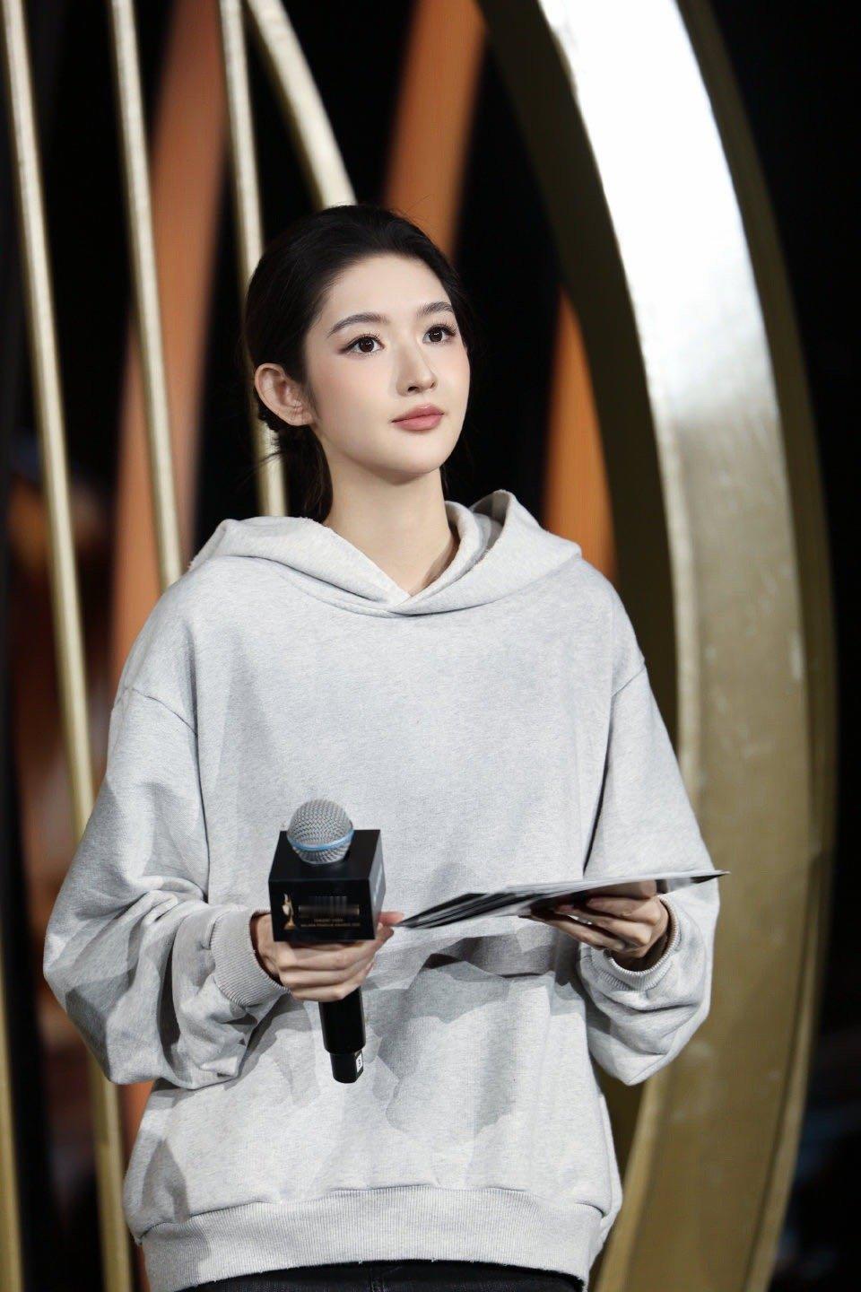 王玉雯女神扑面而来的仙气金鹅主持人是咱们王玉雯，好仙噢，期待今天的主持🥺🥺