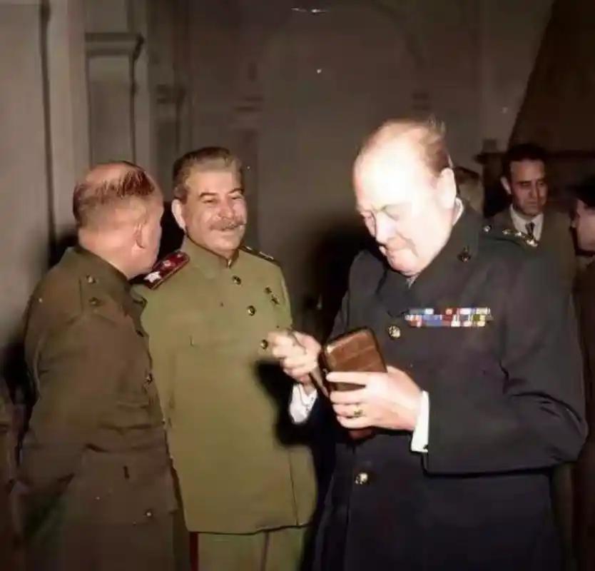 雅尔塔会议的时候，苏联领导人斯大林曾经找到丘吉尔，提了一个疯狂的建议：哥们，我有