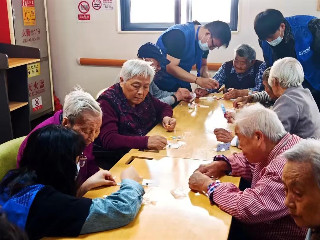 说真的最近听说养老院开始退场了，2025年还可能闹退院潮，我直接懵了，现在老人