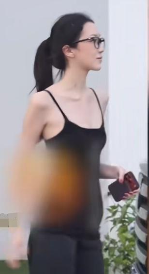 这两天李嫣都霸屏了。全网都在夸李嫣漂亮，气质绝，皮肤白，身材妙，走路带风眼神犀利