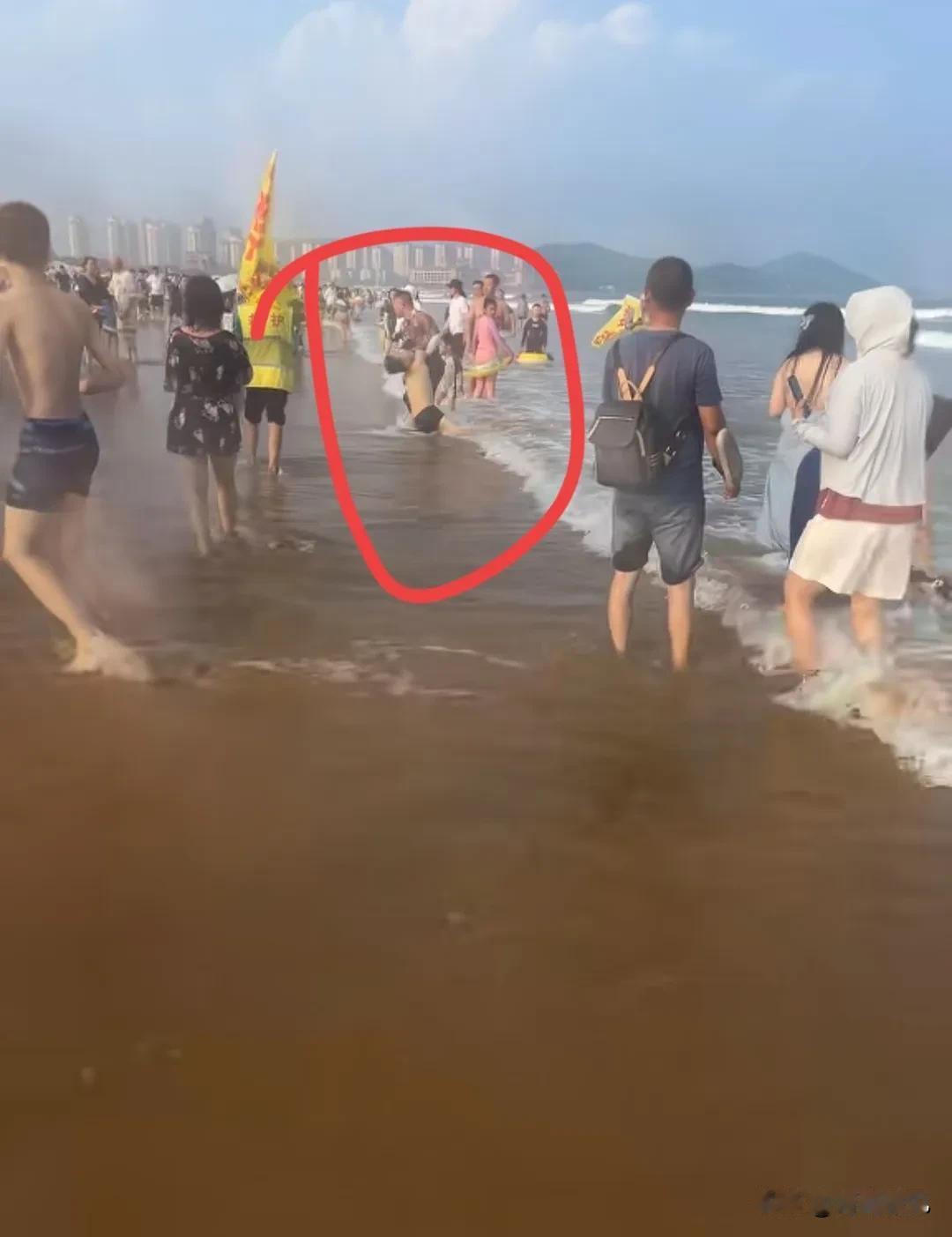 哎！就是劝不动！青岛金沙滩，又有孩子下海溺水，家长怎么就是不听劝呢？这两天，