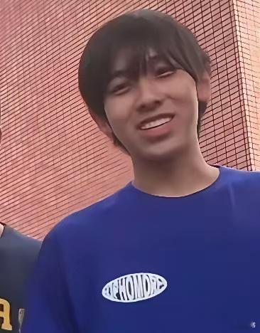林志颖大儿子在学校和同学一起唱歌拍视频，16岁kimi还留着小时候的锅盖头，他一