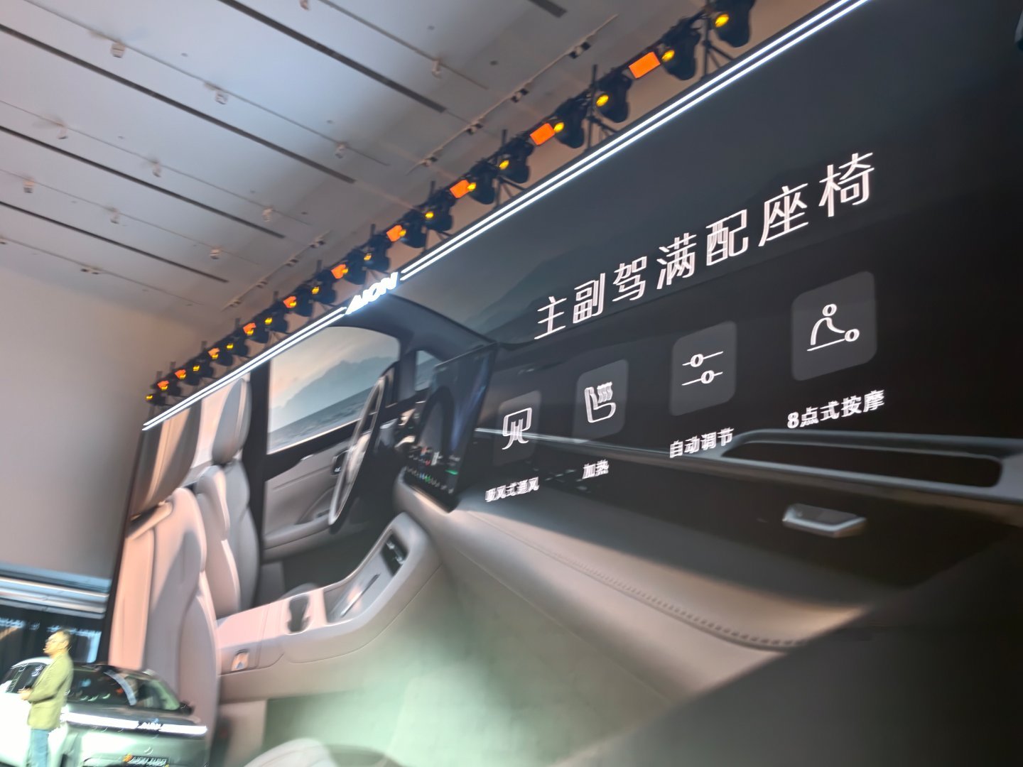 埃安N60这车，真的有点东西哦白天是阳光观景房，晚上躺车里看星星，浪漫感满满的。