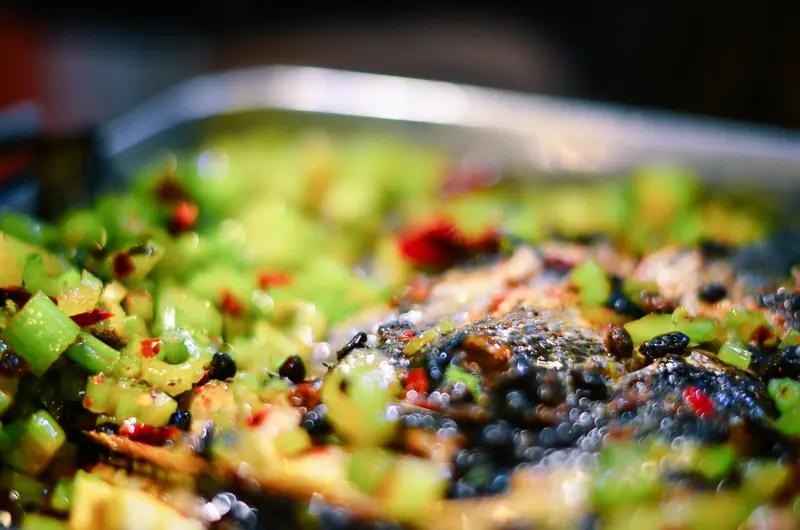 家人们，这个故事看完直接破防！安徽合肥一家烤鱼店深夜突发大火，滚滚浓烟差点把老板