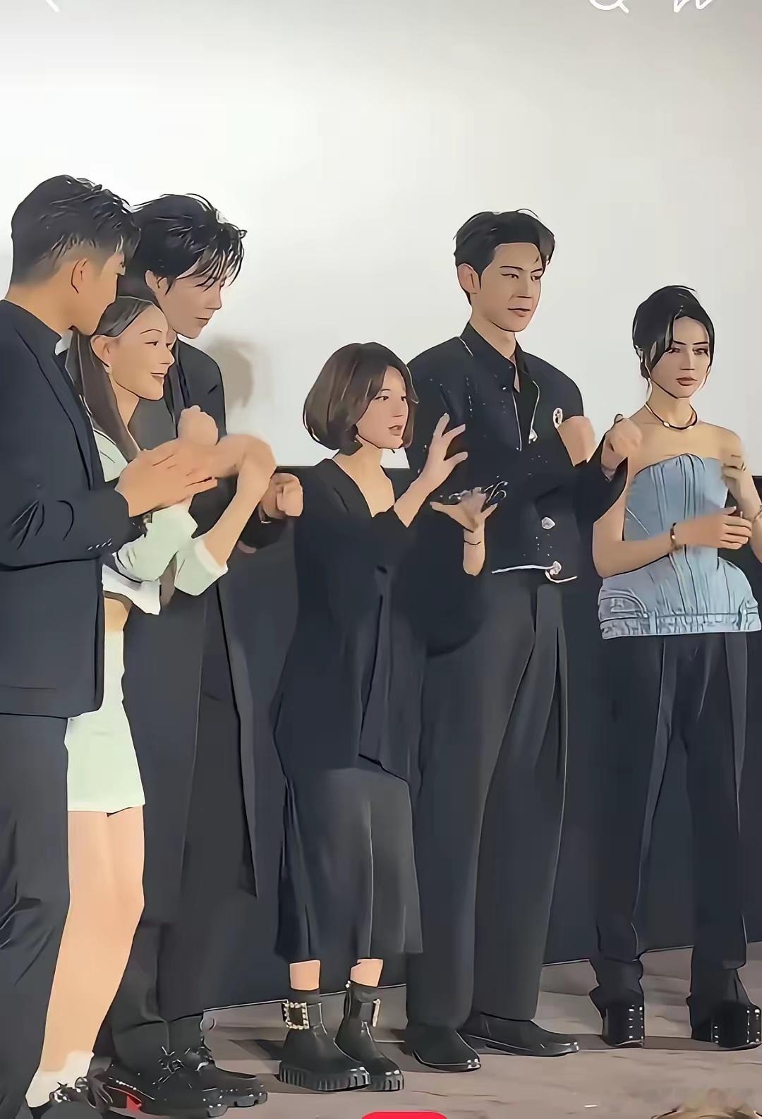 这也太虐了，以后还是不要给她拍全景照。身高真的很重要啊​​​