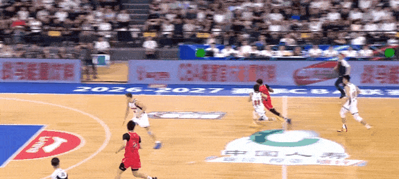 广东男篮下半场突然断电，被广州轰出一波15-0！换帅后的宏远到底怎么了？CB