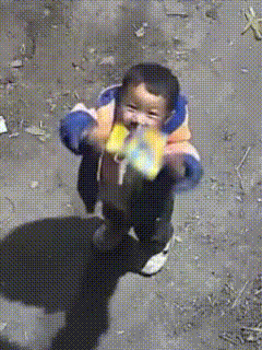 “泪目了！”河南商丘，4岁留守男孩羡慕别的小朋友有新水枪玩，没有哭闹着跟奶奶要