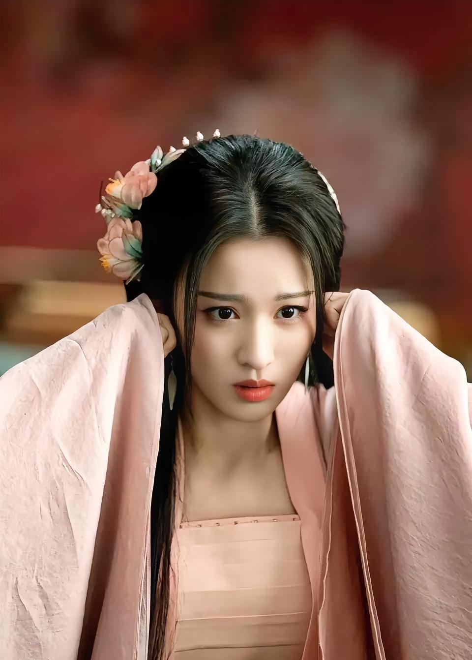 王楚然身体垮了。网友心疼，我只想说：你们一边夸她瘦，一边问“怎么垮的”？😱