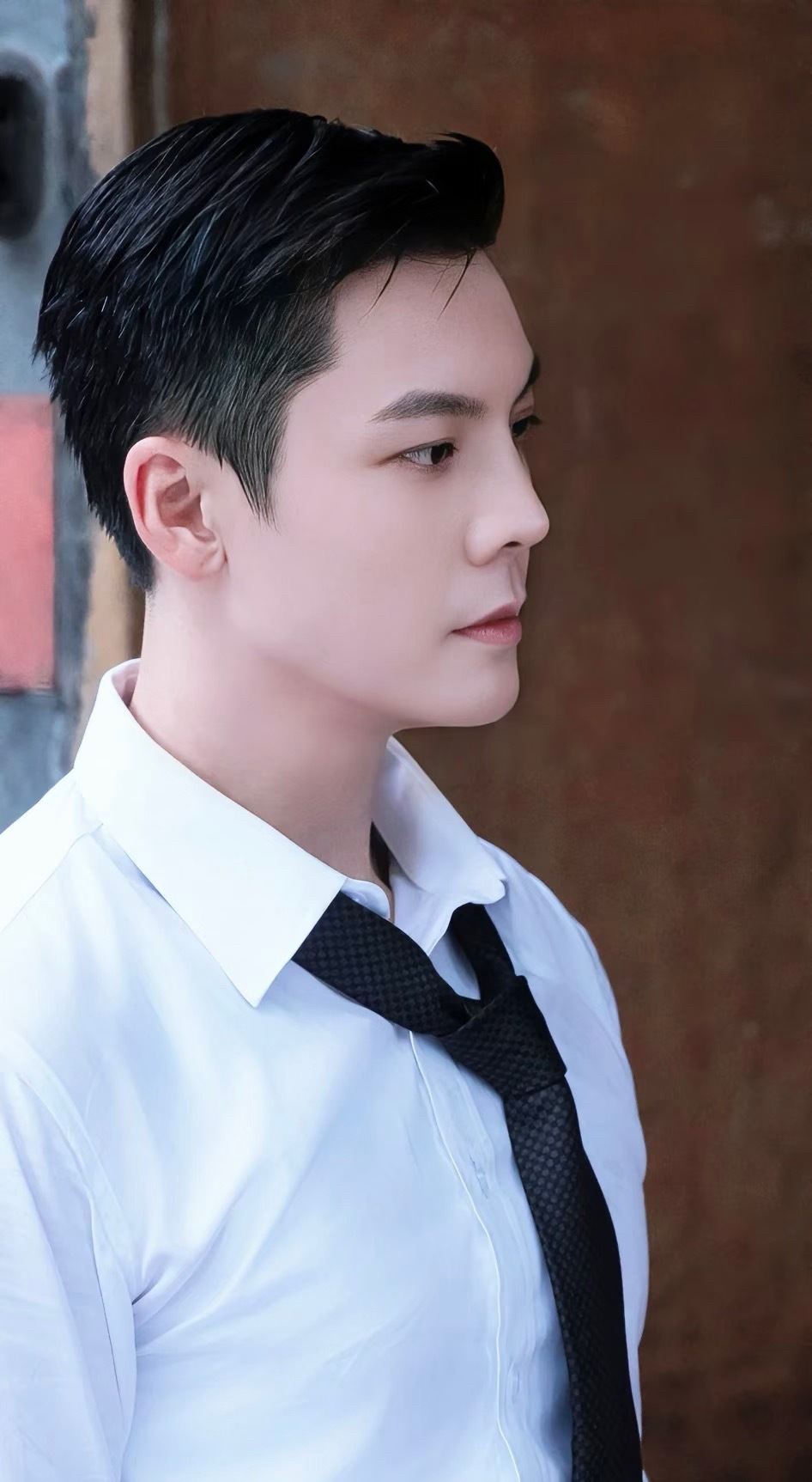 大湾区粉丝送陈伟霆大湾鸡内娱唯一认证“现役法拉利”陈伟霆雕塑线条西装鲨人，动态荷