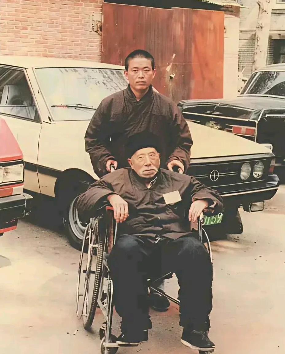 16岁的释永信和大师拍照，后面停了三辆汽车，要知道在1981年，骑个自行车都已经