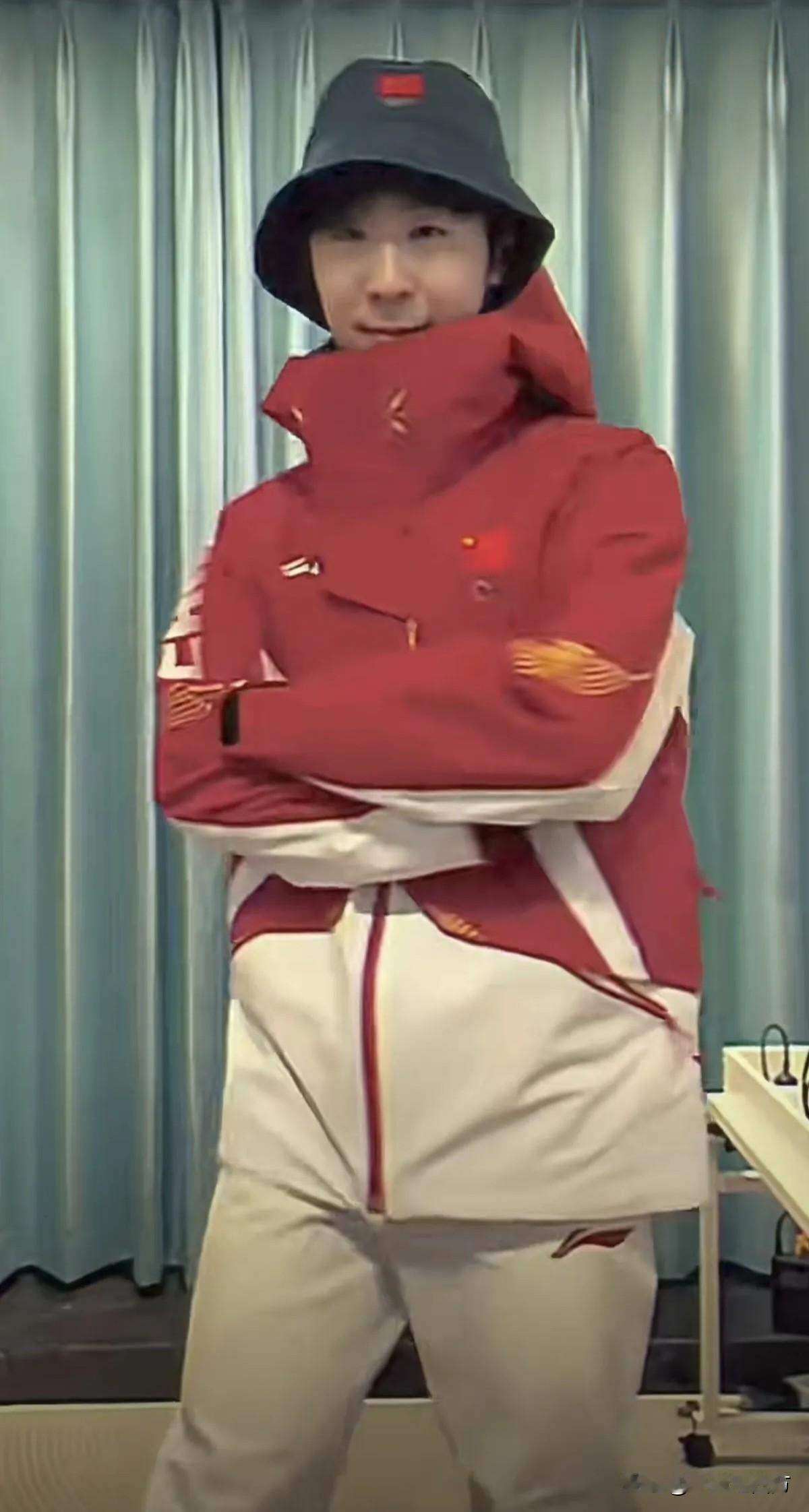 中国花滑名将金博洋展示米兰奥运会中国队队服，非常帅气[吐舌头眯眼睛笑]