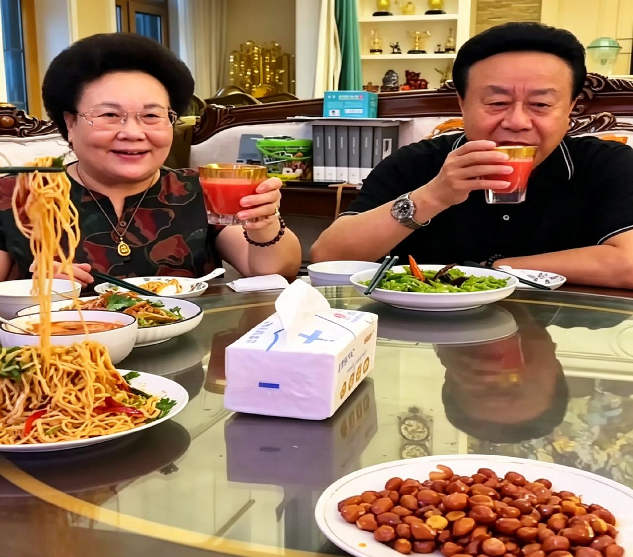 伊能静跟着秦昊回东北过中秋，跟公婆围一桌吃家常菜。老两口端着杯子笑得合不拢嘴，秦