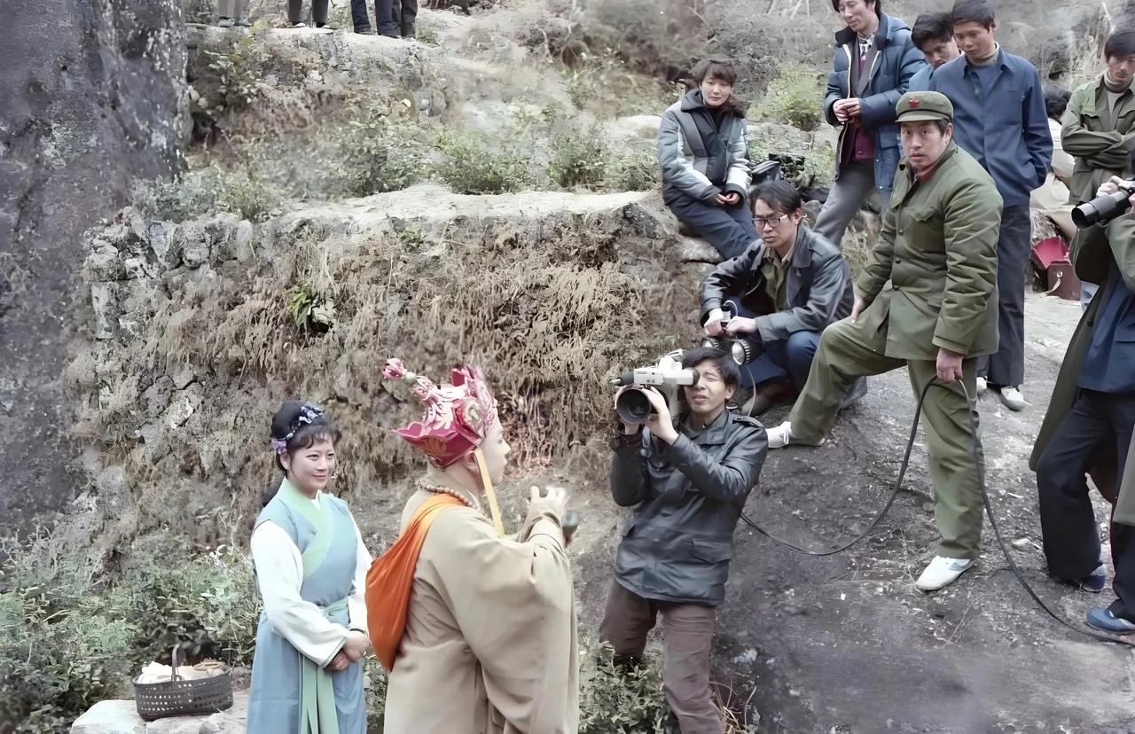 80年代，左大玢和徐少华，在拍摄《西游记》时，一张珍贵的留影，满满的回忆上世