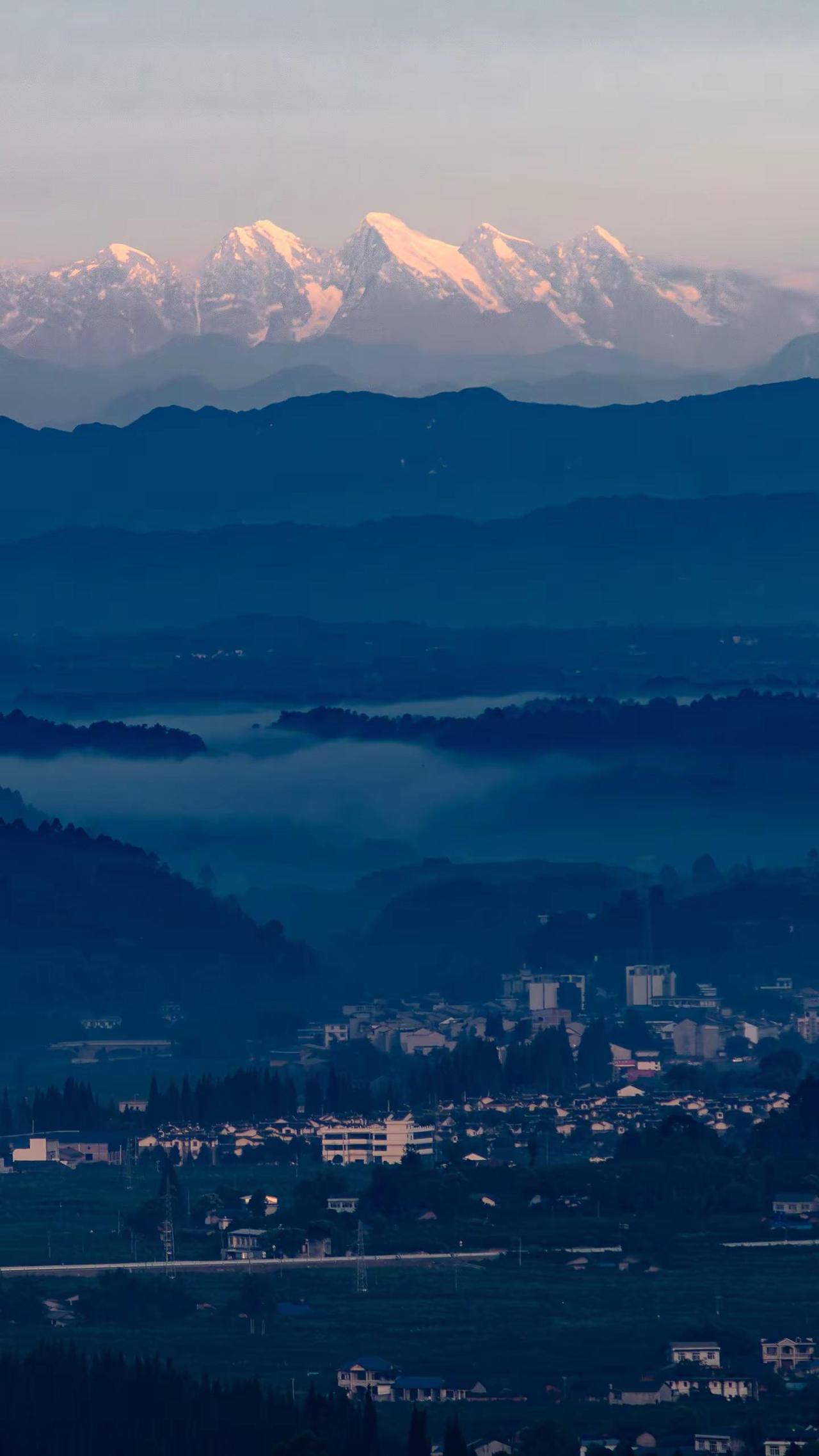 这道风景的含金量只有成都人才懂吧。雪山下的公园城市贡嘎雪山日照金山