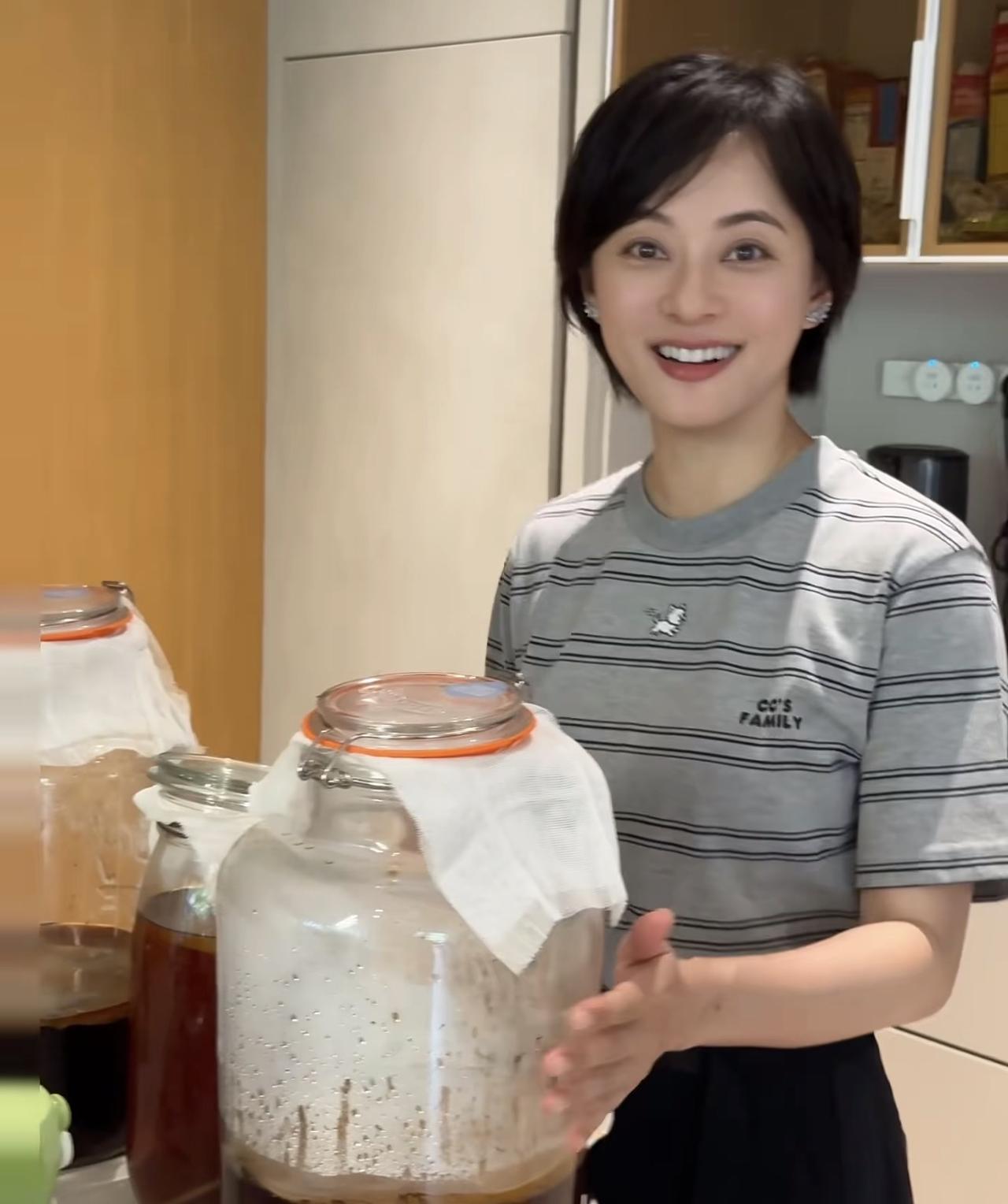 43岁孙俪在家里自制发酵茶，做笔记掰着手指头算步骤，非常认真的调配，现场曝光太养