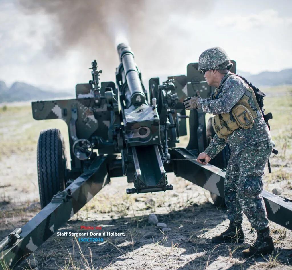 战场活化石！美军二战M101榴弹炮105毫米，菲律宾至今还在使用。