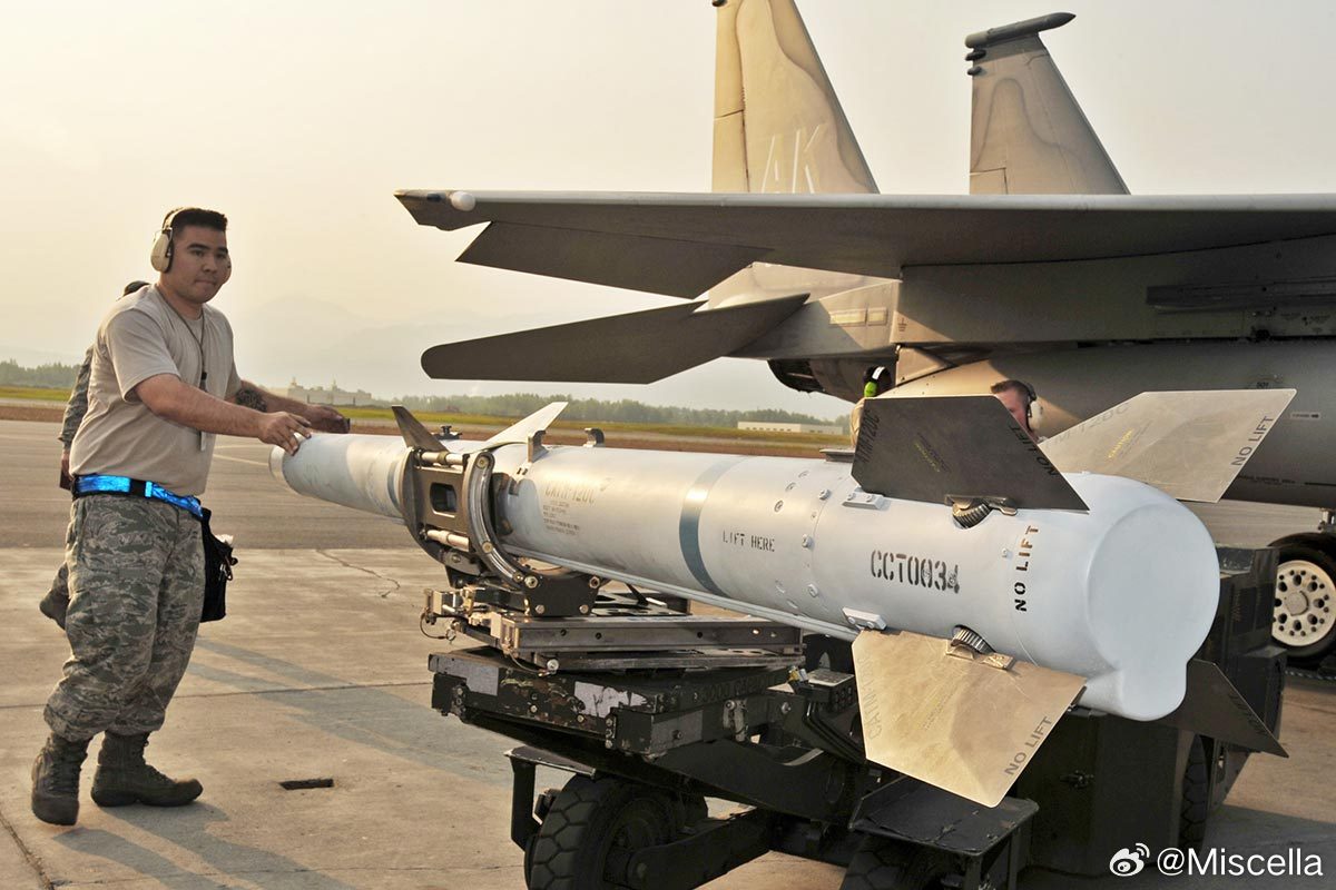 AIM-120A/B的尾翼组件导弹残骸来自俄乌战场，不清楚是空中发射还是地面发射