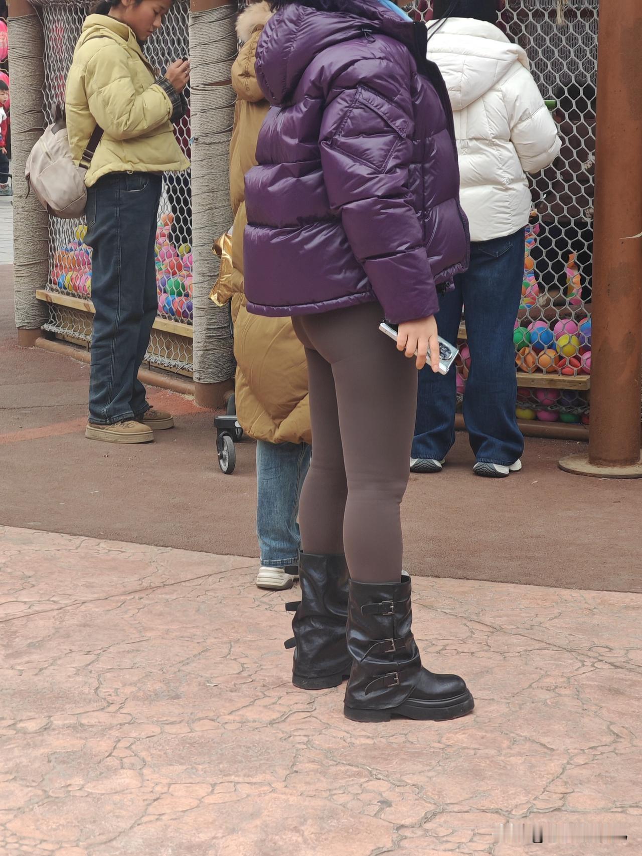 这种衣服穿出来不尴尬么？我婆婆在家穿我都让他套个裤子或者裙子，她不尴尬，是