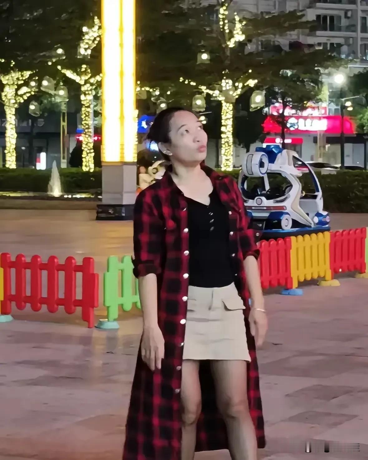 退休教师阿姨征婚条件降低，不再要求年轻高富帅了，转变为找帅老头了。阿姨说，