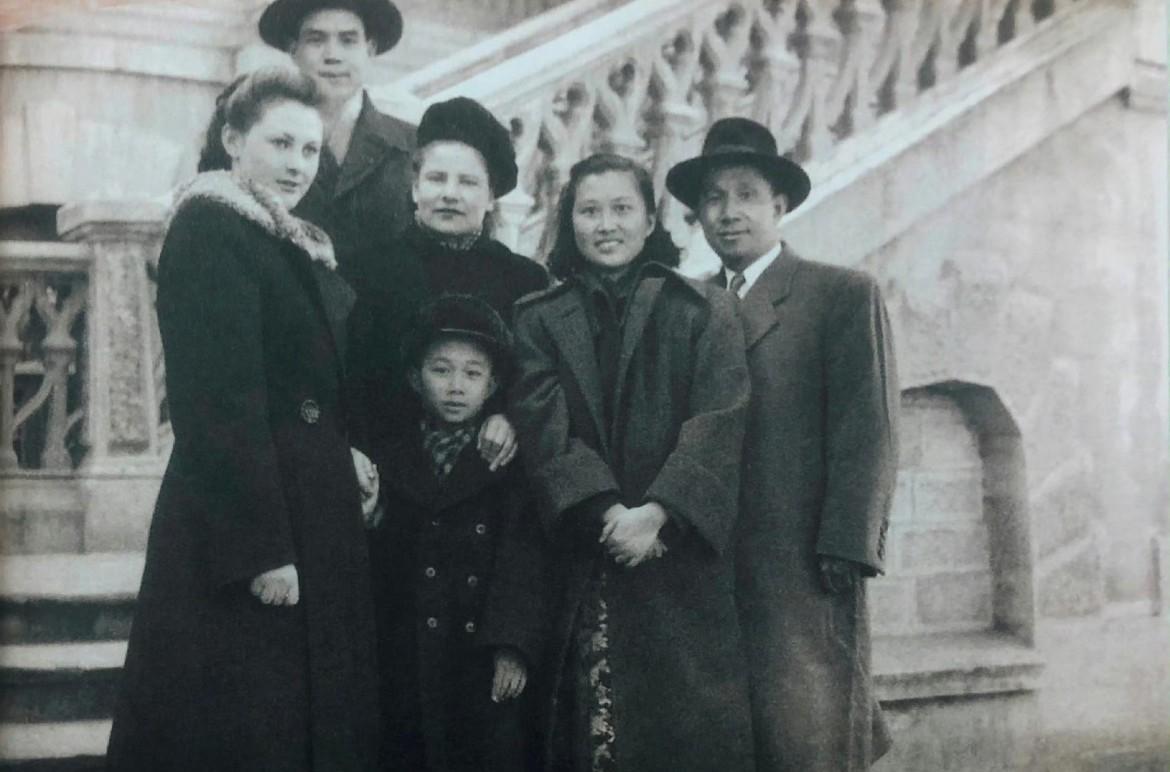 1951年，苏联，粟裕将军在夫人楚青的陪同下在苏联进行治疗和休养期间的老照片。战