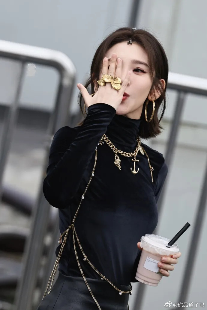 唐艺昕浪姐黑色造型微改文案唐艺昕在录制《浪姐》时，一身全黑造型酷感十足，气场直接