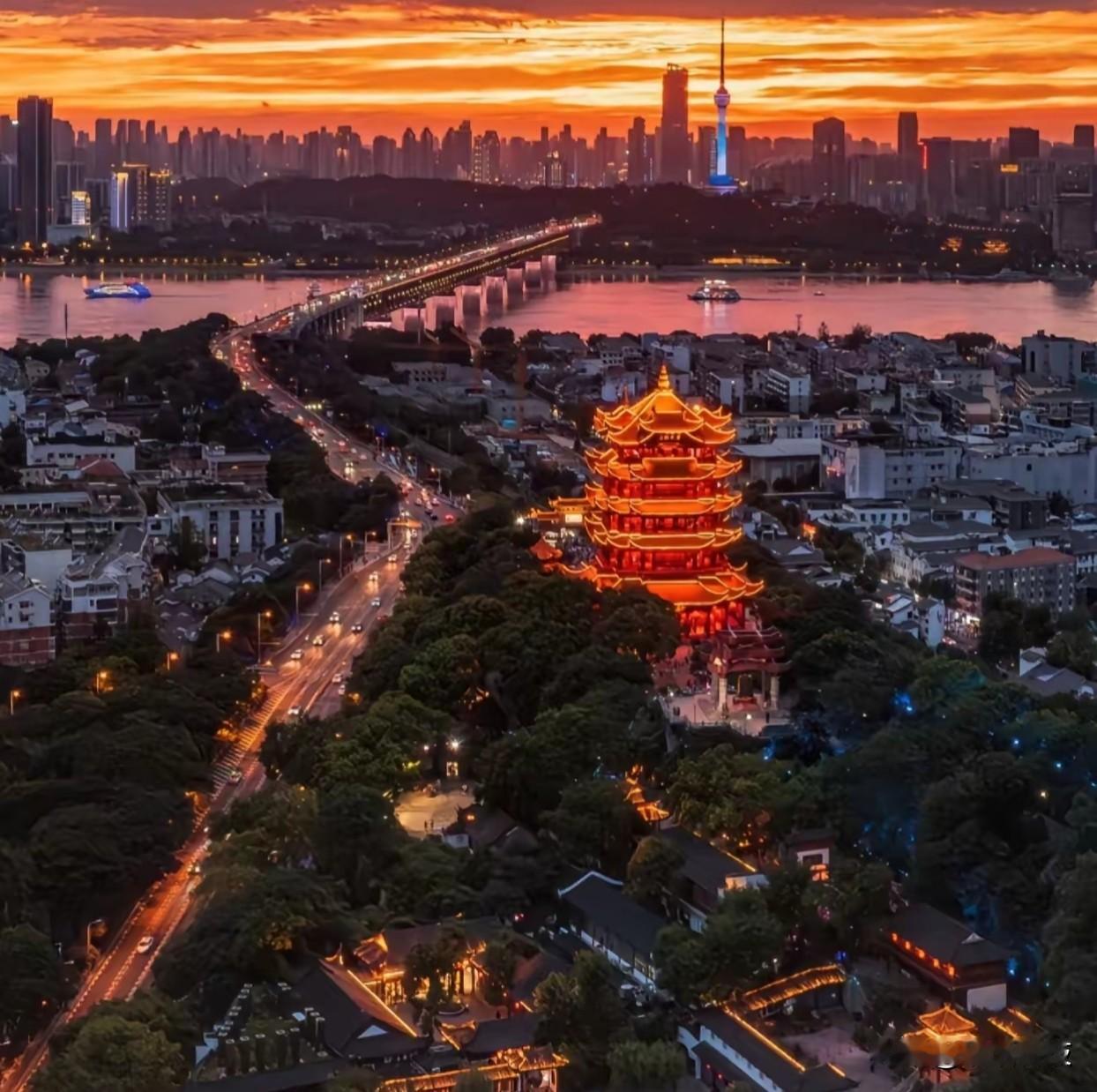 通江达海！“五型”枢纽重塑九州通衢不靠海、不沿边的武汉，正在成为内陆开放的新