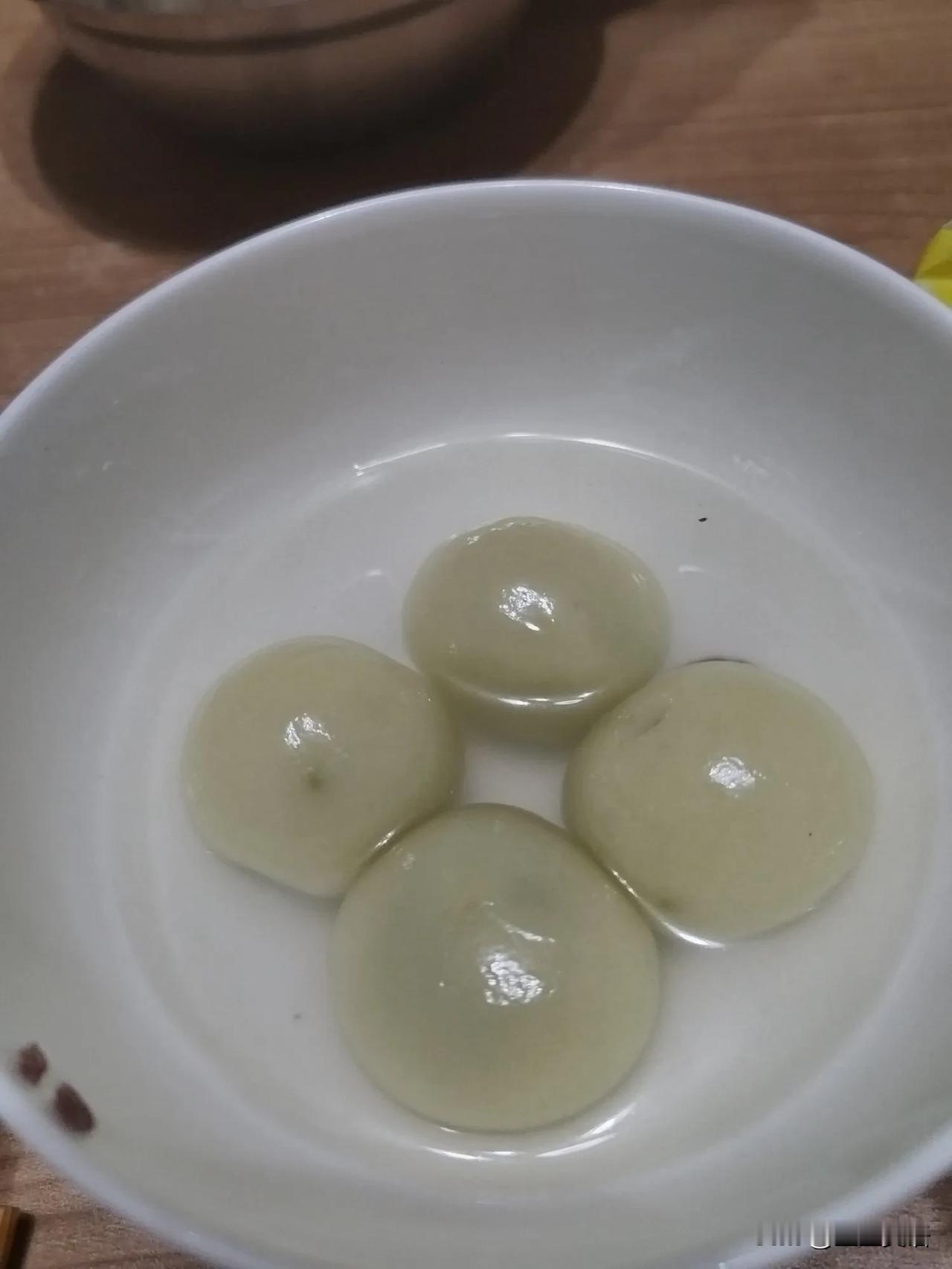 是谁发明这个汤圆，龙井抹茶茉莉味儿的，就和干嚼茶叶一样，实在太难吃了！下了五个