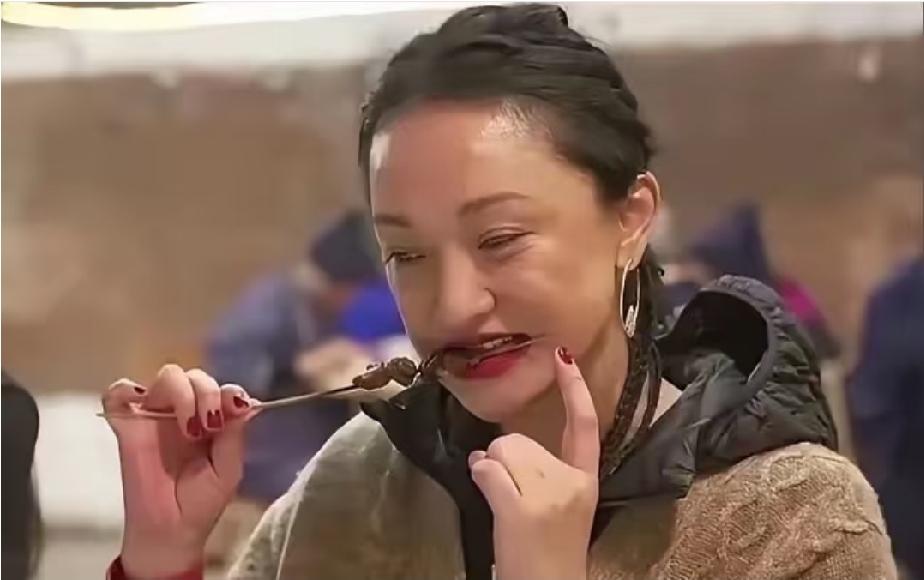 路人偶遇周迅坐在街边吃烤串，原生镜头简简单单，没有精致滤镜。褪去荧幕上耀眼