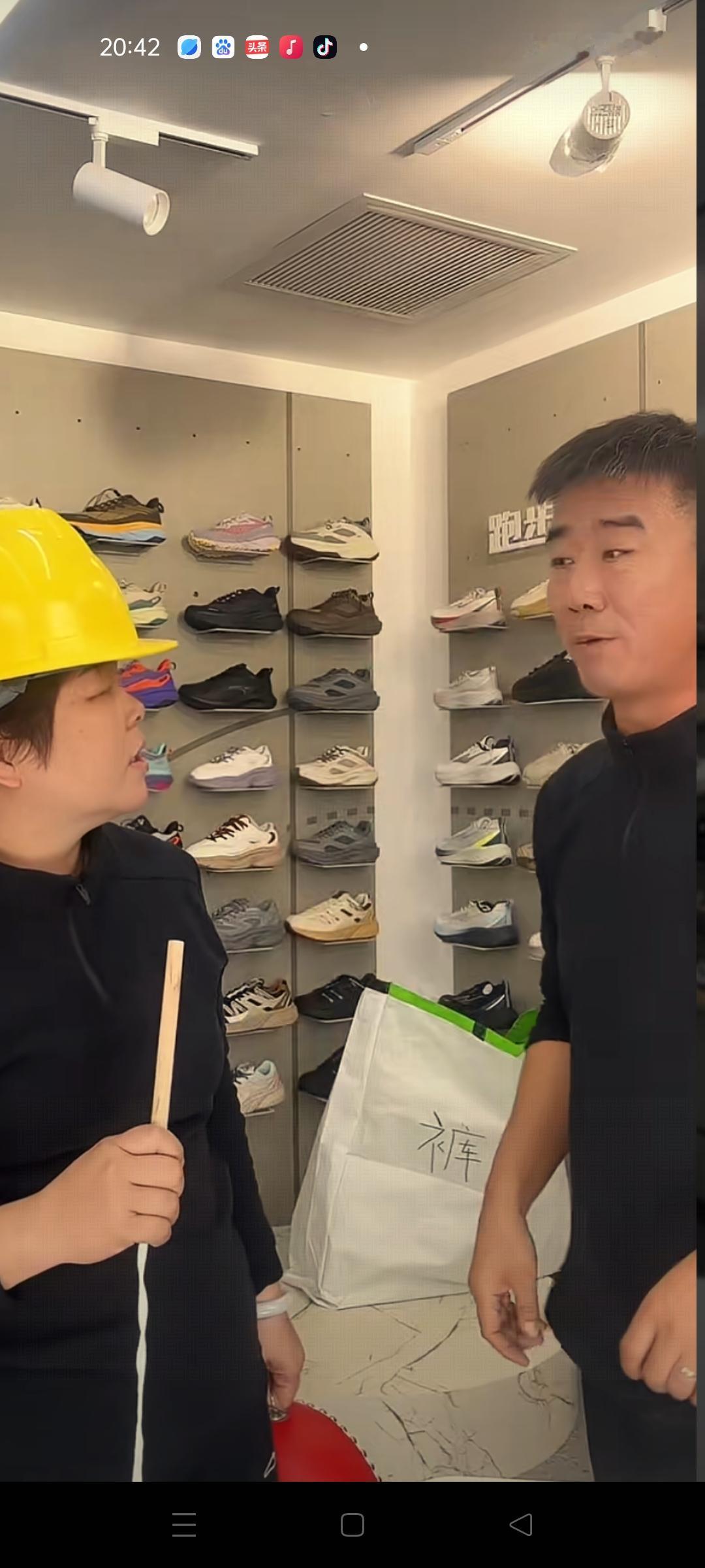 叶锐聪妈妈直播引非议,直播间喊叶梓晴加油,网友说寻亲的尽头是带货,寻亲圈都变味了