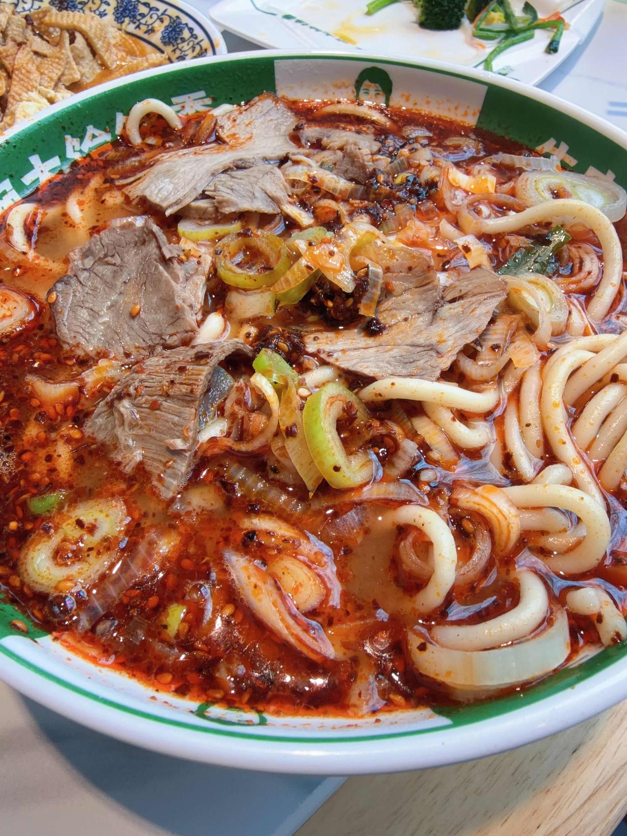 一口就香迷糊了！🍜这碗牛肉饸络面~~~粗圆的面条筋道爽滑，大片牛肉铺得满满