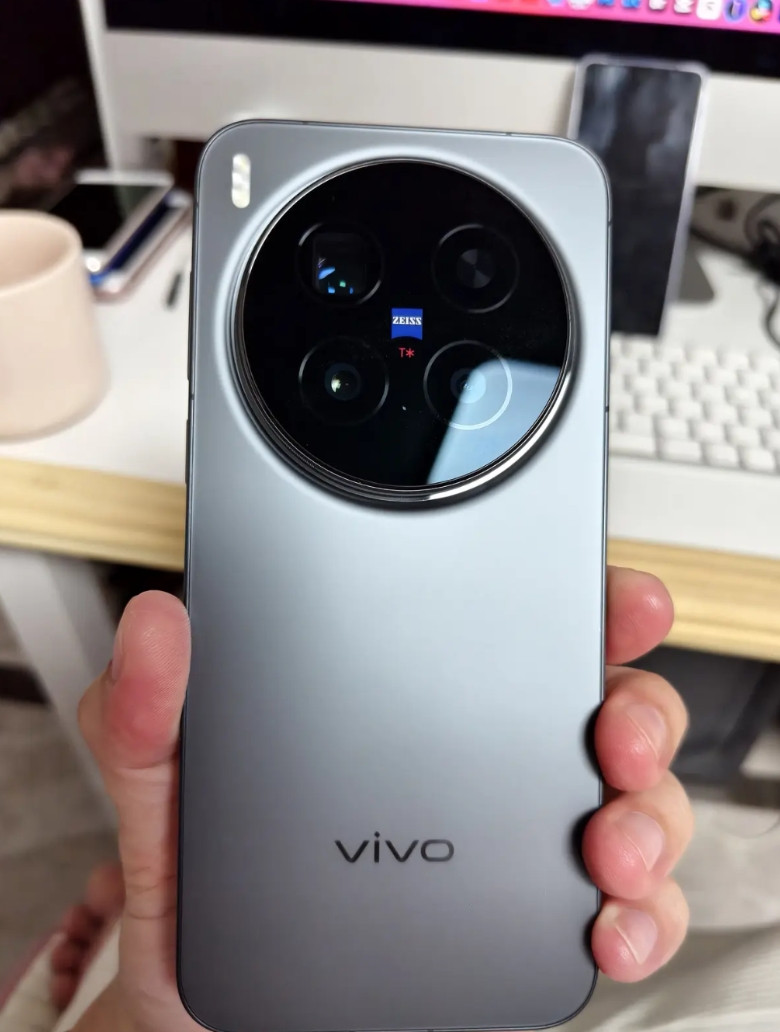 我觉得黑色的vivoX300Pro很有质感啊手感握持起来超绝不知道你喜欢