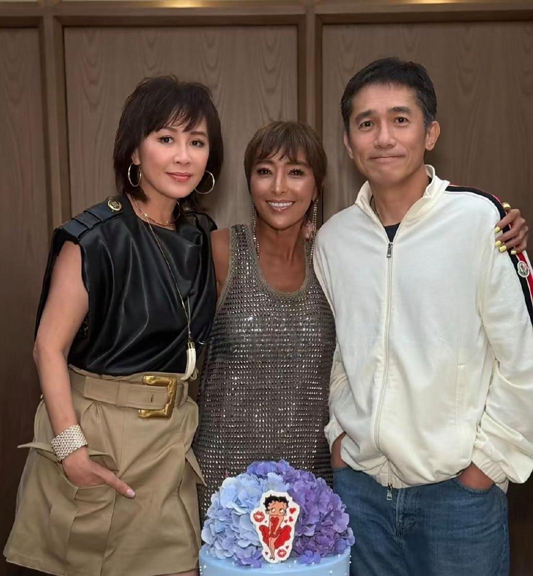 梁朝伟和老婆刘嘉玲一起为好朋友庆祝生日，他和寿星上山诗纳脸贴脸，勾肩搭背，看起来