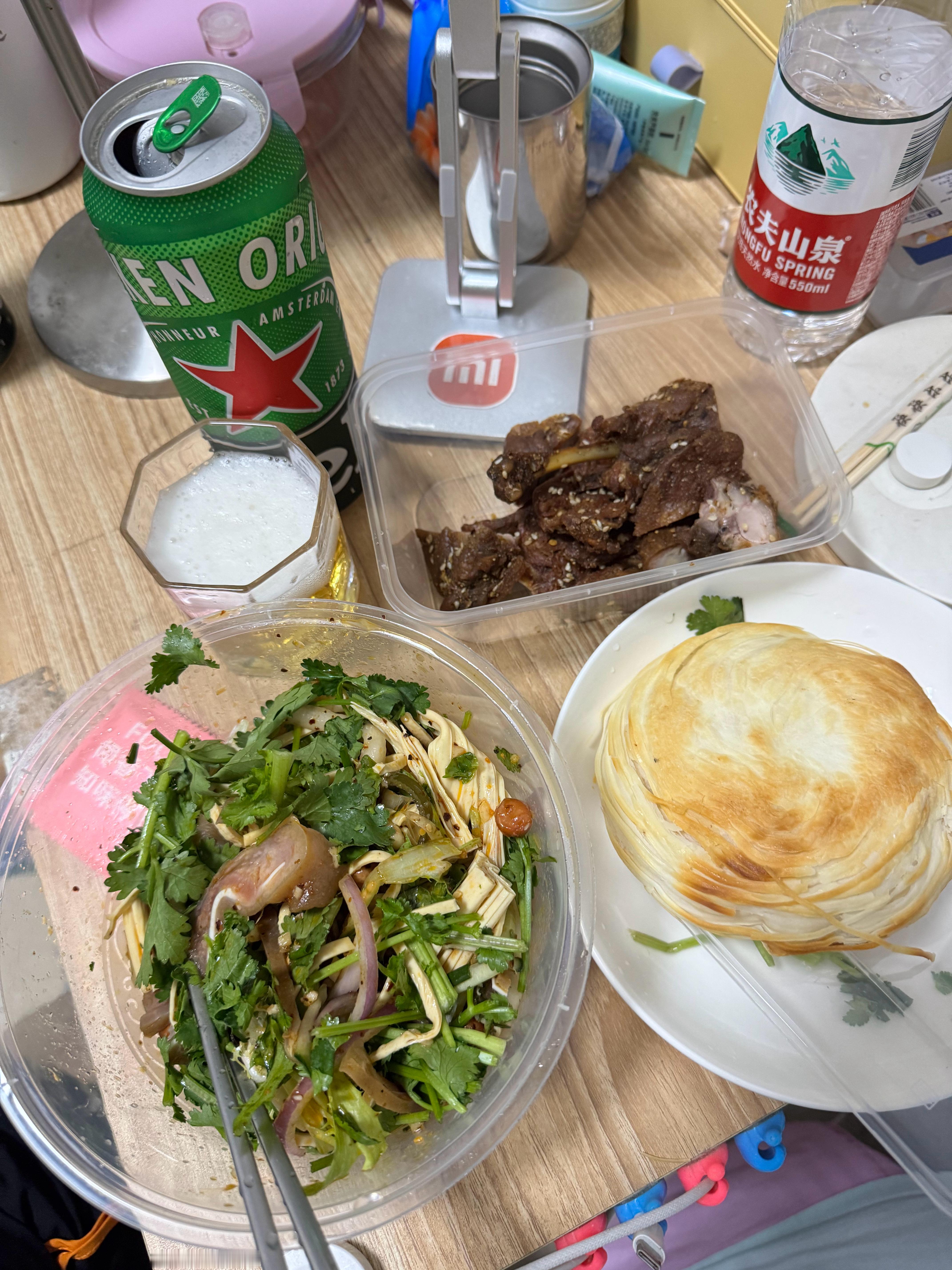 五一劳动节第一天，躺在房间看电影，出去看电影，然后吃饭，今晚目标：把自己灌醉​