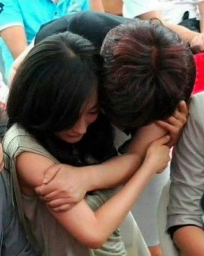 当年这张图片被乱传成杨幂当众被投资人揩油，然而真相却是……投资人是女的