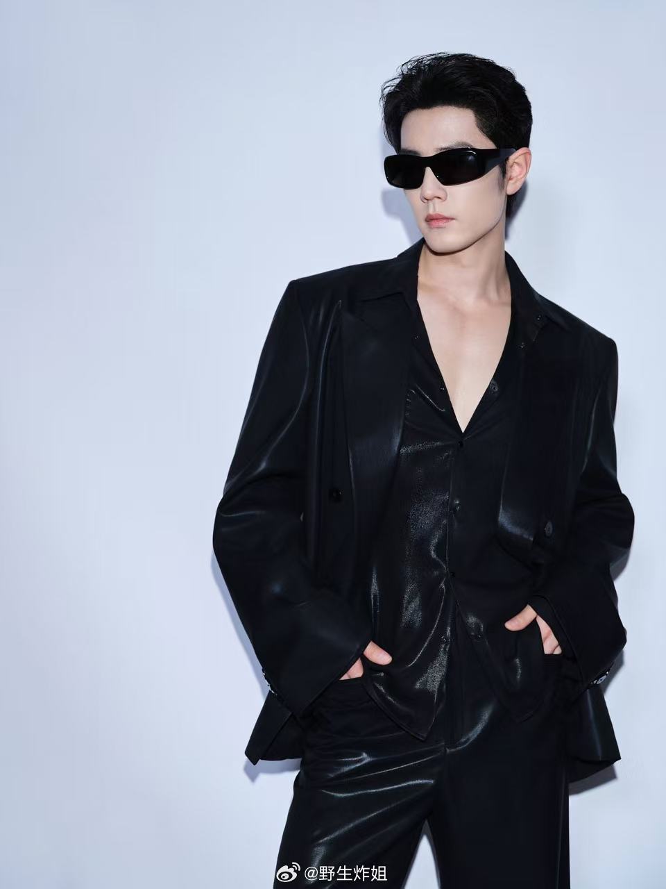 讨一下众所周知的事，米兰时装周肖战的待遇是真不错，开云CEO身旁左边是肖战，右边