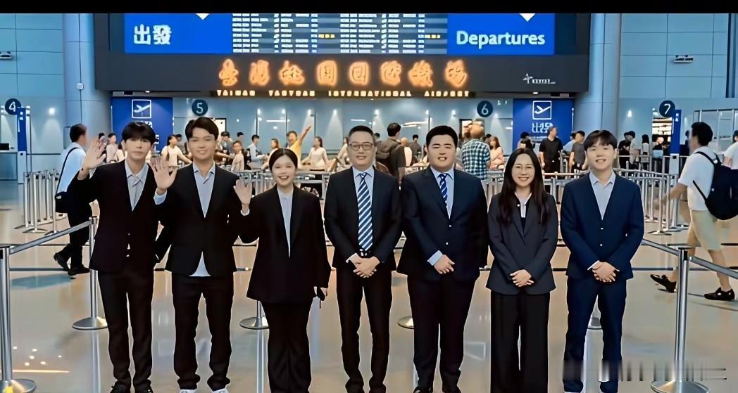 “四行仓库”值得去参观！台湾民众党团青年部随团成员，冒着酷暑，专程拜访了上海