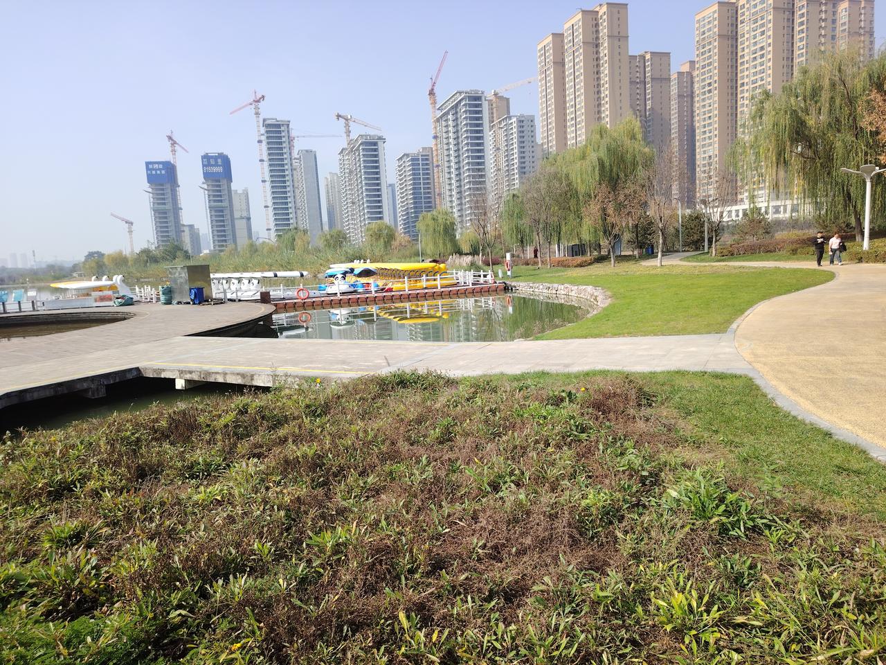 有位领导，曾是军人，复员后回到地方，成了家乡的县官。他脾气暴躁，有次开大会，一位