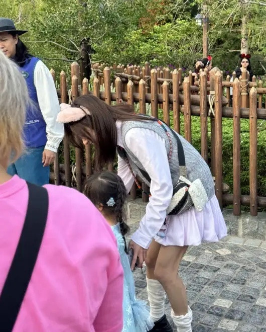 陈意涵来港迪了！近日，网友透露，在香港迪士尼乐园遇见女明星了，陈意涵戴着可爱的发