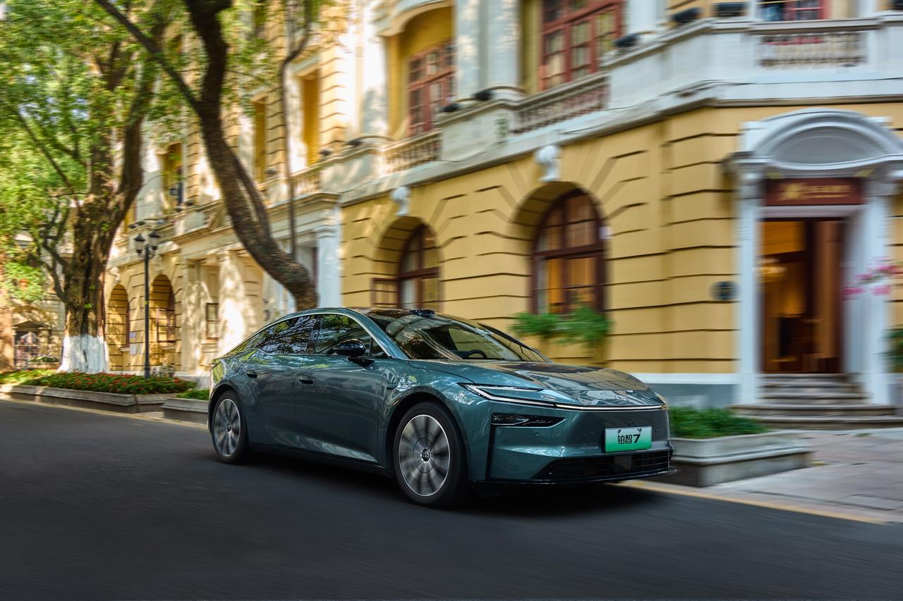 丰田这波直接掀了30万级豪华纯电的桌子！首款真正豪华纯电旗舰铂智73月上市，居