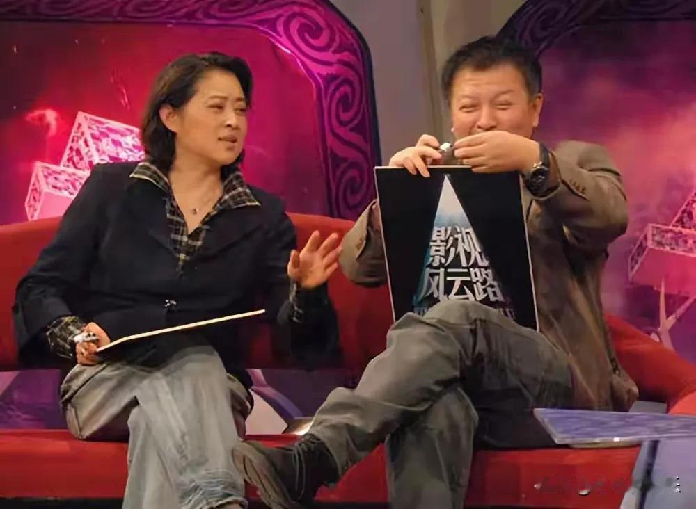 藏不住啦！倪萍69岁的丈夫杨亚洲，就像一颗突然爆炸的“超级烟花”，凭借一部《沉默