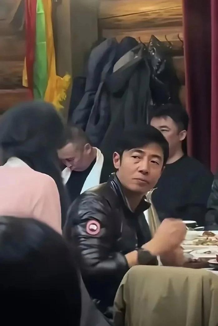 才49岁的撒贝宁在现实中看起来就像小老头一样，目光无神，法令纹特别深，嘴唇也有点